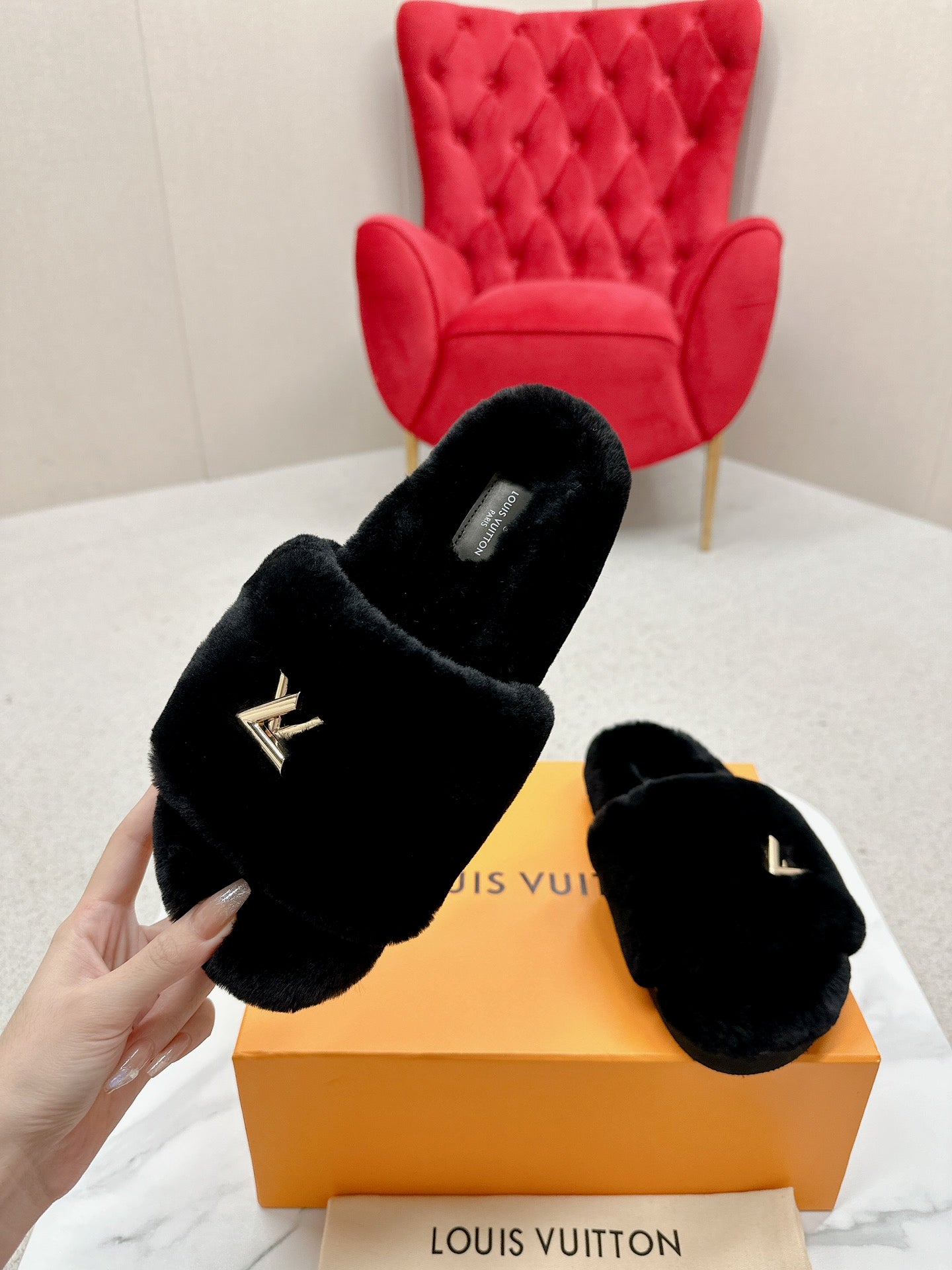 Black  Louis vitton  fur slides
